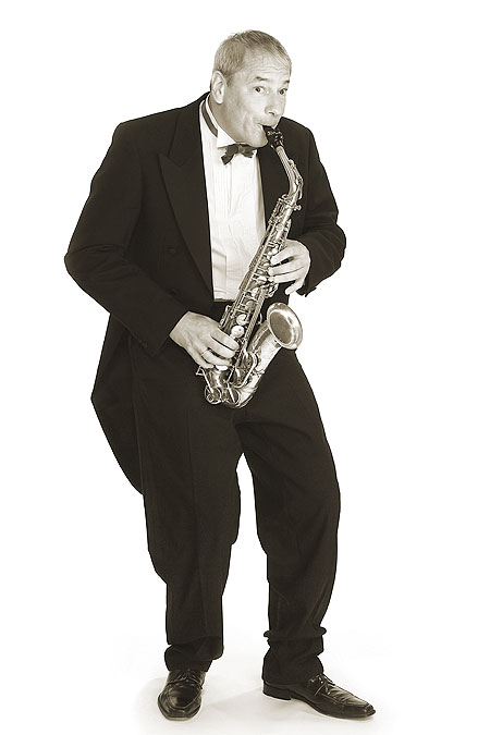 Hans Blume swingt mit Saxophon